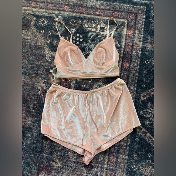 Victoria's Secret Other - Victoria’s Secret lounge sleep pj’s Peach‎ Set crushed velvet bra shorts